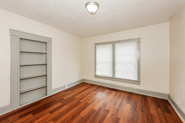 Building Photo - Charming Three Bedroom Home Near East Lake Park.