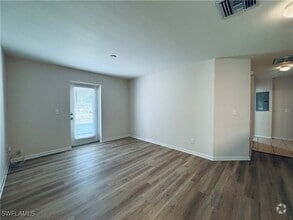Building Photo - 2435 Lantana Ave S