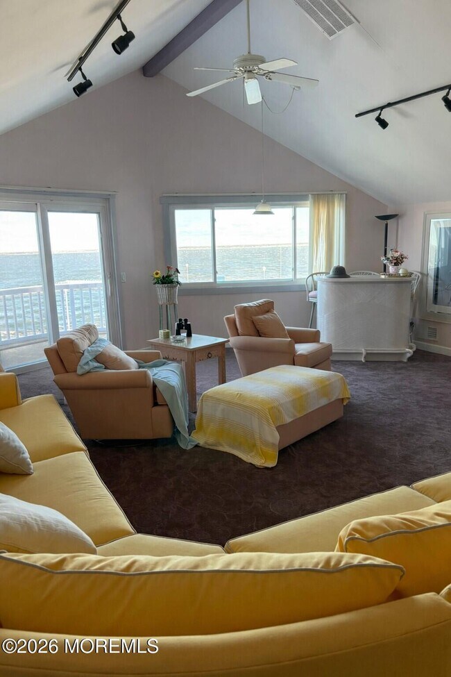 Building Photo - 506 S Bayview Ave