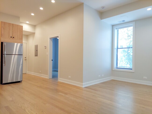 Foto del edificio - 2057 W Dickens Ave