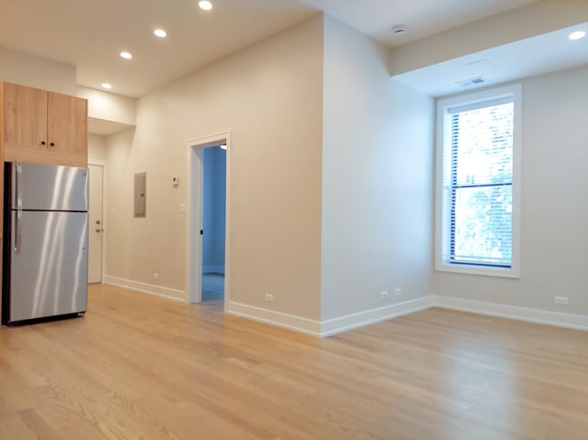 Building Photo - 2057 W Dickens Ave