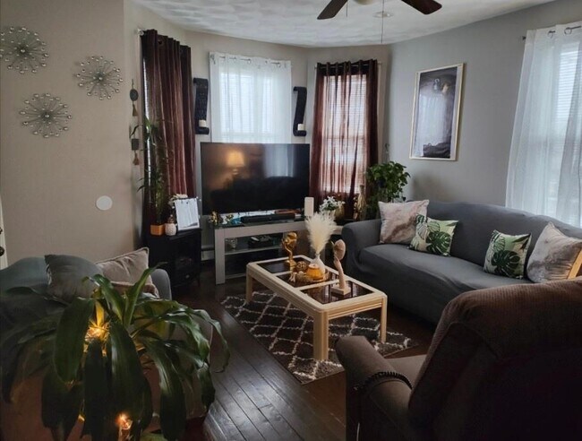 Foto del edificio - 1043 Mineral Spring Ave