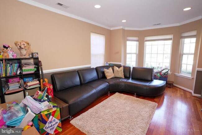 Building Photo - 201 White Pine Ct