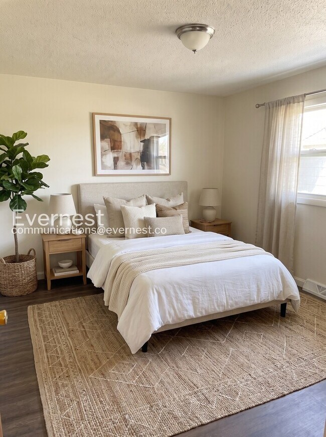 Foto del edificio - 5 Bed, 3 Bath Home with Garage & Fenced Yard / Available Soon!