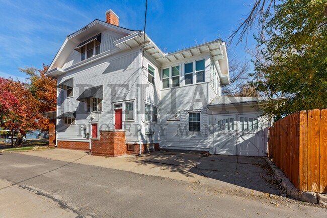 Foto del edificio - 3325 Victor Pl