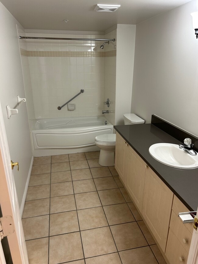 Building Photo - 25 Dartmouth Rd