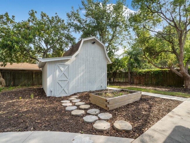 Foto del edificio - 472 Colgate Rd