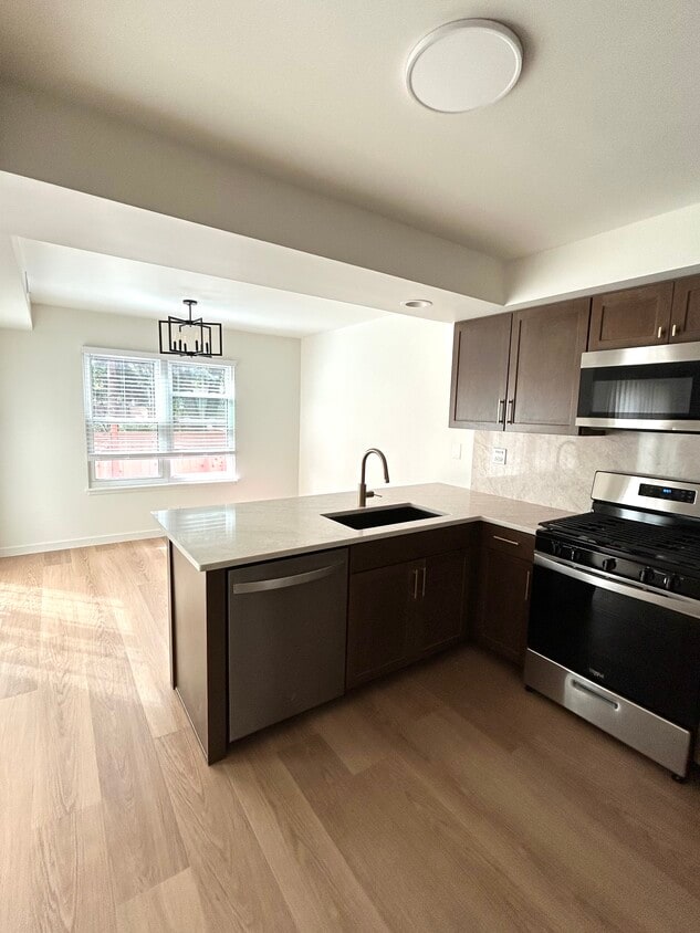Foto principal - 114 Sarahs Grove Ln