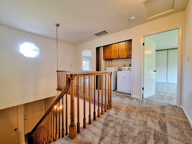 Building Photo - Beautiful Townhouse w/Laundry, Yard, Accepting Cats!