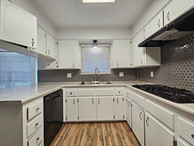 Foto del edificio - RENT REDUCTION - RENT SPECIAL & AVAILABLE FOR MOVE-IN!