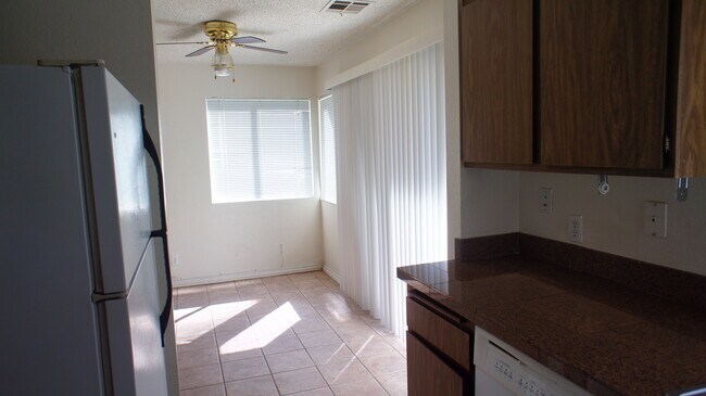 Foto del edificio - BRIGHT 2-BEDROOM CONDO NEAR LAS VEGAS LIVING