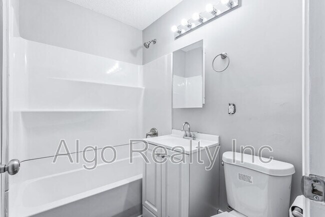 Foto del edificio - 1016 N Newton Ave