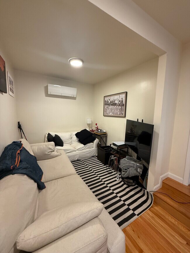 Foto del edificio - 525 E 3rd St