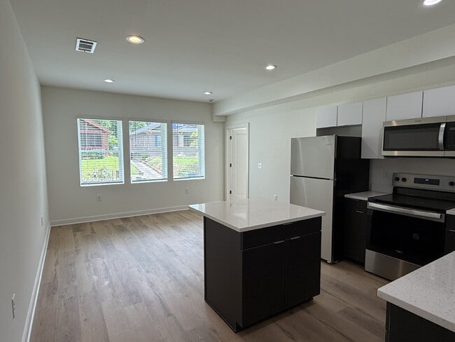 Building Photo - Freshly renovated 1br/1ba!