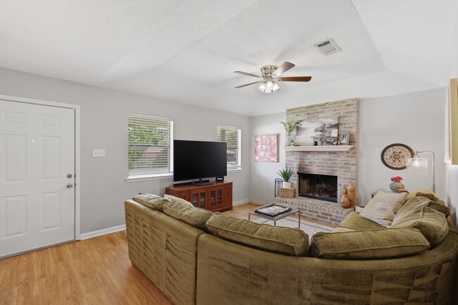 Building Photo - 3821 Brighton Dr