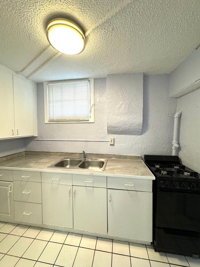 Building Photo - 828 E 100 S