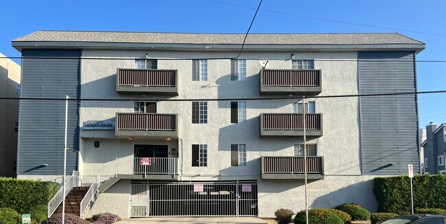 Building Photo - Morrison Villa