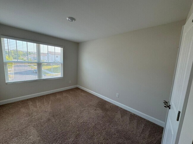 Building Photo - Spacious two-story townhome with 3 bedroom...