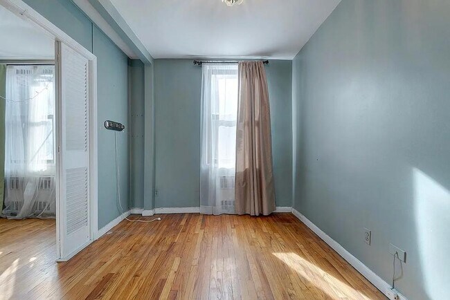 Foto del edificio - 1580 E 18th St