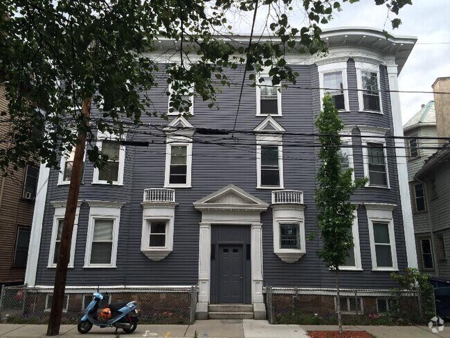 Building Photo - 518 Putnam Ave