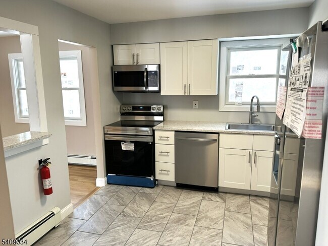 Building Photo - 28 Beardslee Hill Dr