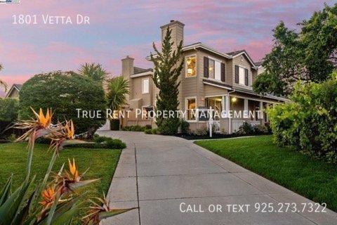 Building Photo - Gorgeous 4 Bedroom, 2.5 Bath in Highly Des...