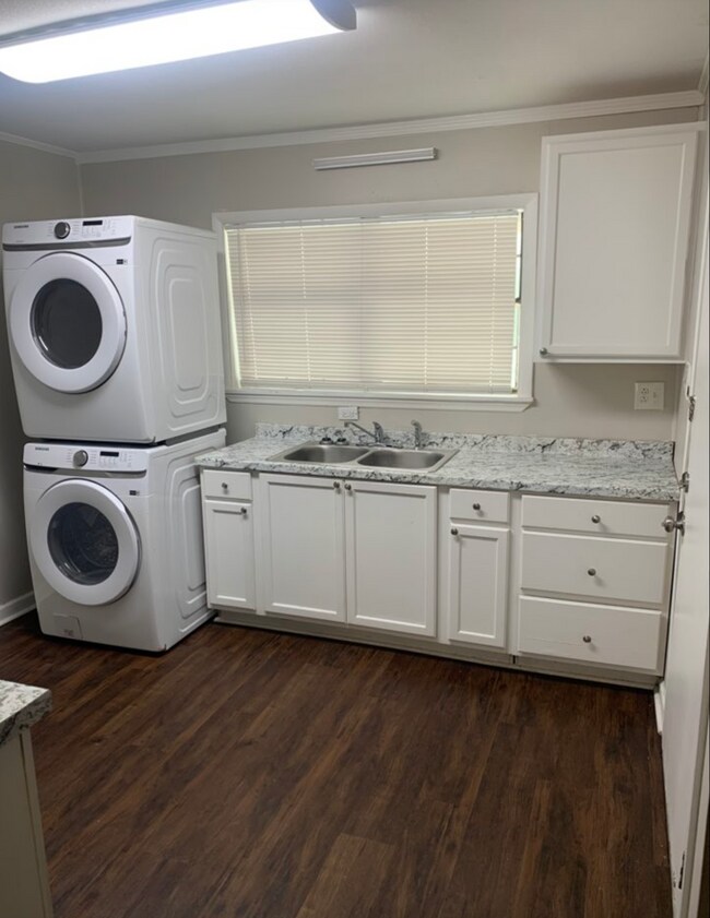 Foto del edificio - 445 W Green St