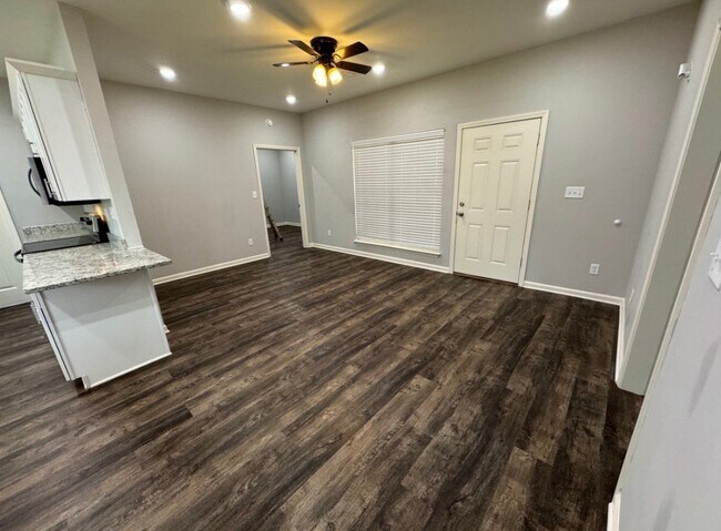 Foto del edificio - 461 Ridge Rd.