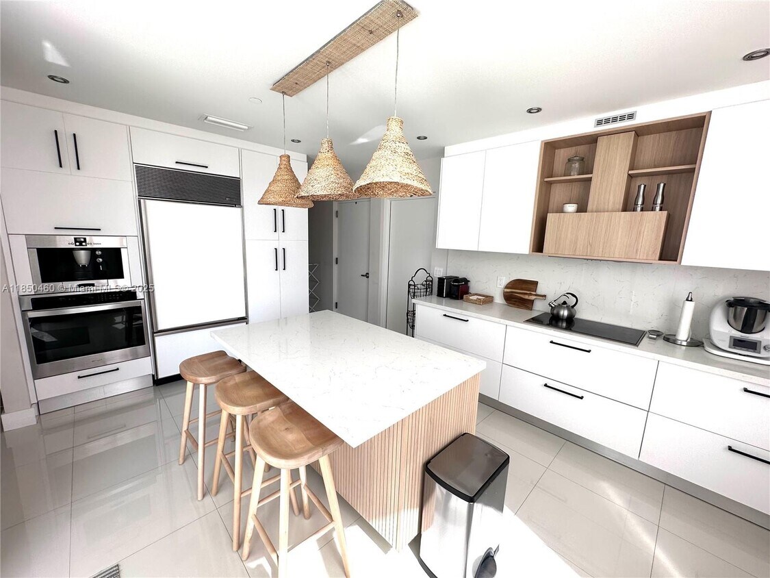 Primary Photo - 15901 Collins Ave