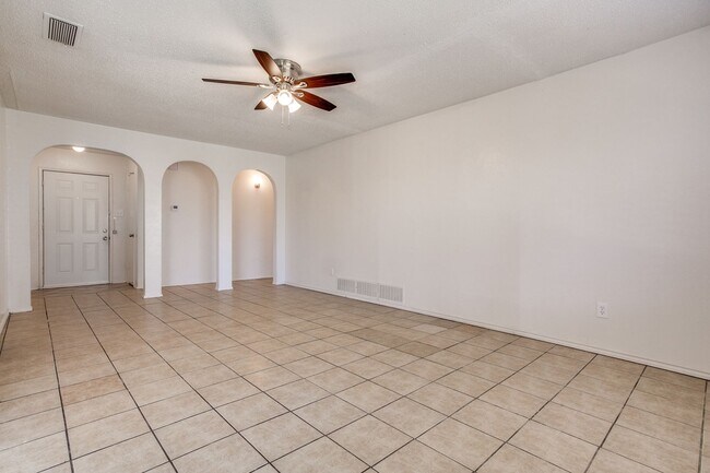 Building Photo - Bright and Functional 4-Bedroom Home with ...