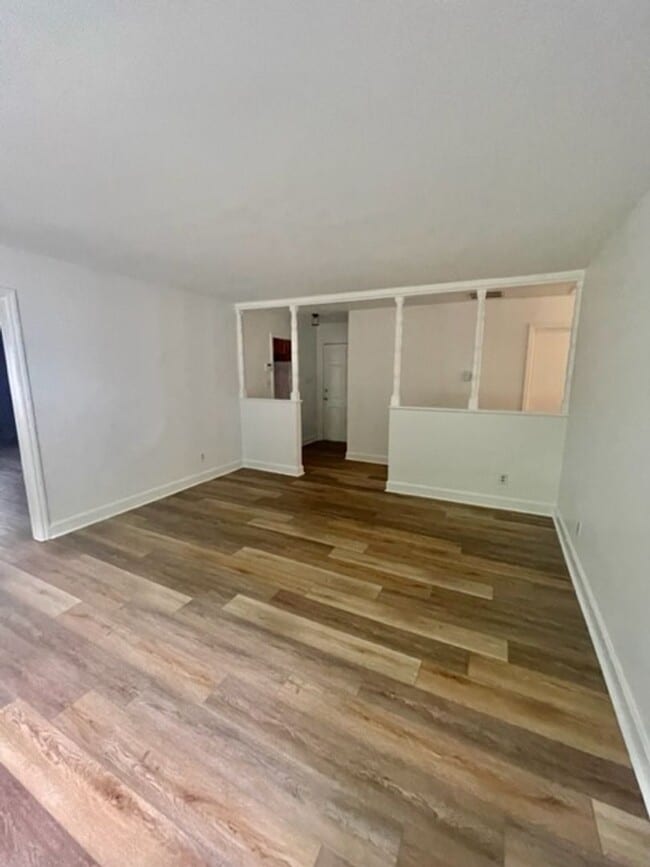 Foto del edificio - Classic 3 bedroom 1 1/2 bath ranch with gr...