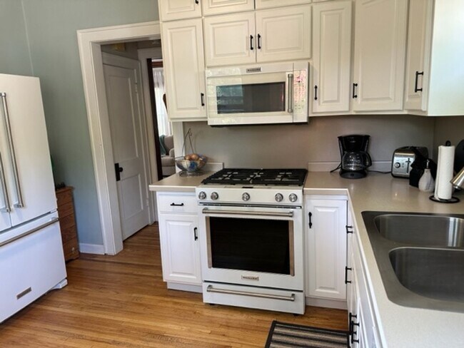 Building Photo - 4 Bed 2 bath Home Available Nov 1st, 2023 ...