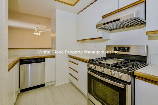 Foto del edificio - 2 Bedroom Condo in Gated Garden Grove Complex