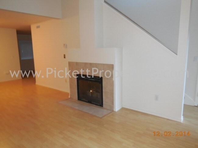 Building Photo - 3 Bedroom Townhouse in Great Location