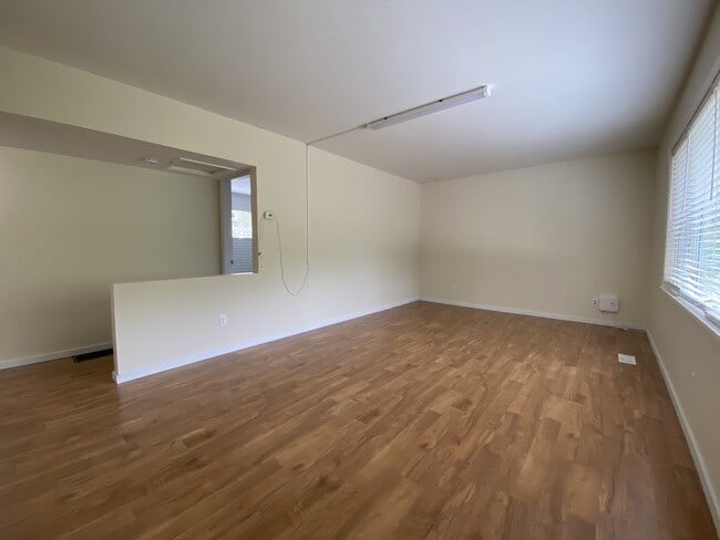 Building Photo - 3250 Uplands Dr