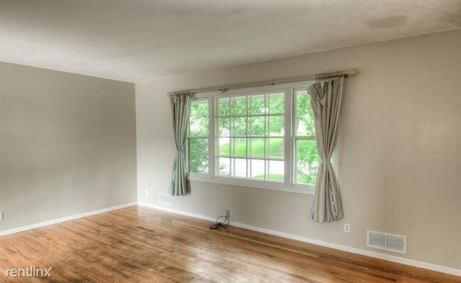 Building Photo - 3 br, 1 bath House - 9309 Meadow Dr