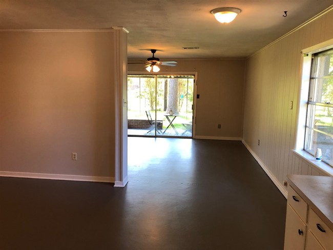 Building Photo - 2703 Pine Cir Dr