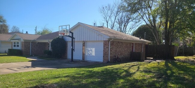 Building Photo - 11123 Hazelhurst Dr