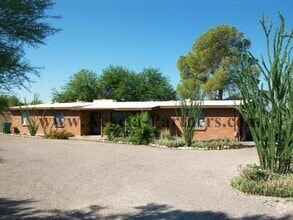Building Photo - 4030 E La Cadena
