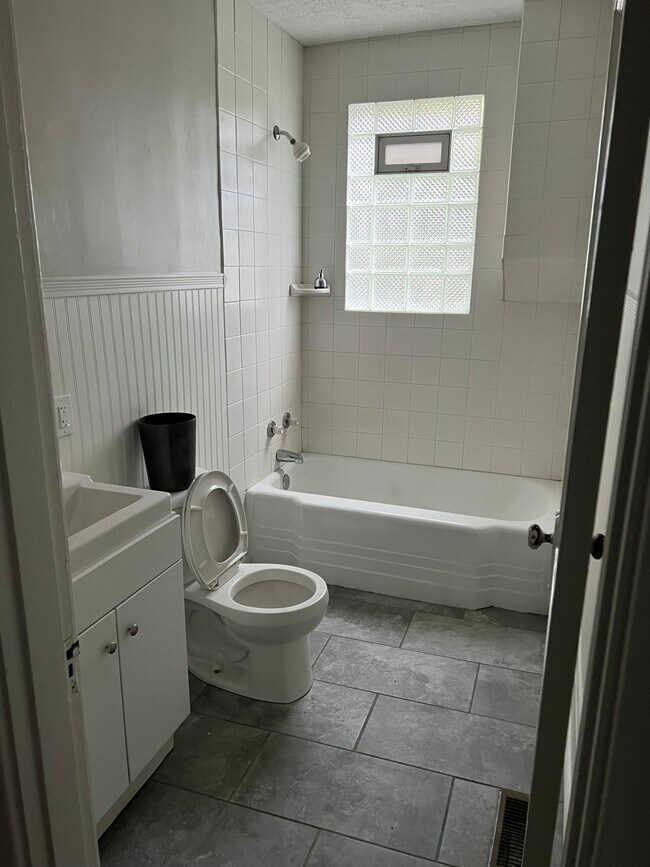 Bath - 818 Oak St