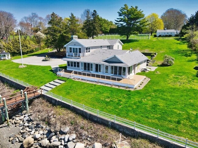 Photo - 149 Nanaquaket Rd House