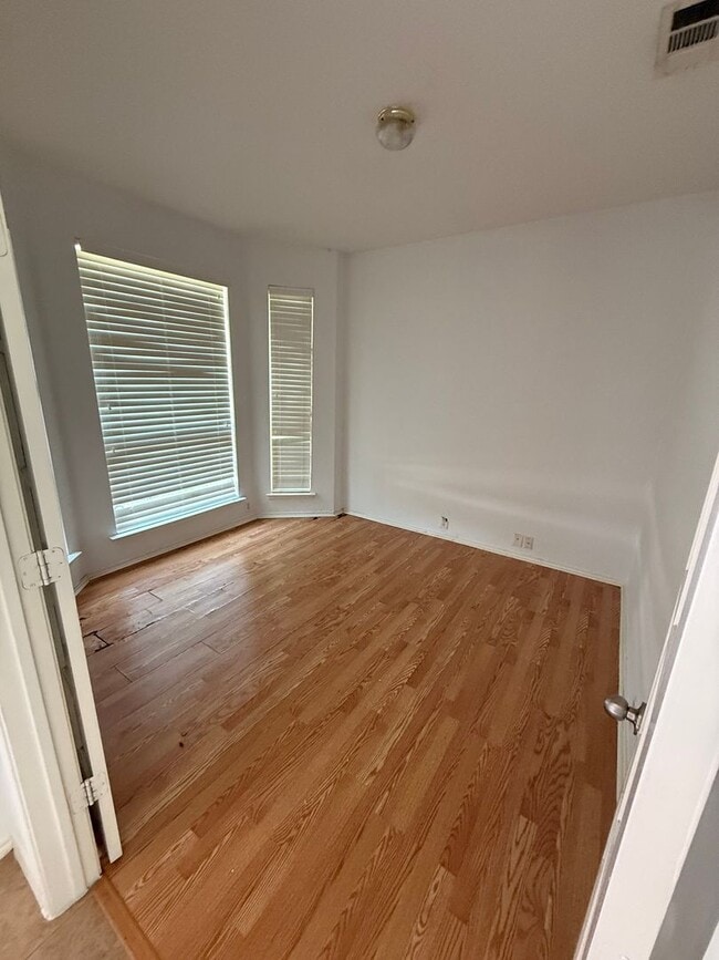 Foto del edificio - Brick Home 4 bed 3.5 bath 2 car garage