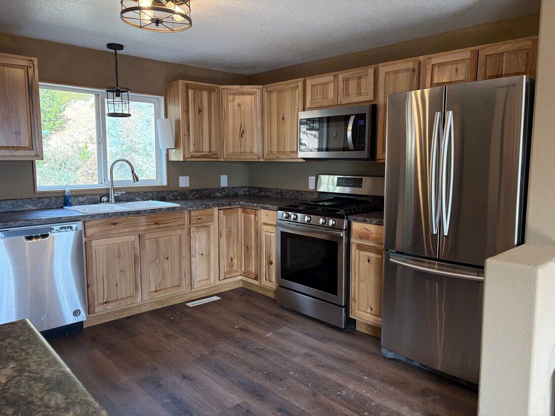 Foto principal - 2 large storage sheds! Starlink! Great Views!