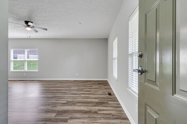 Building Photo - 2 bed, 2 full bath Townhome. PRIME locatio...
