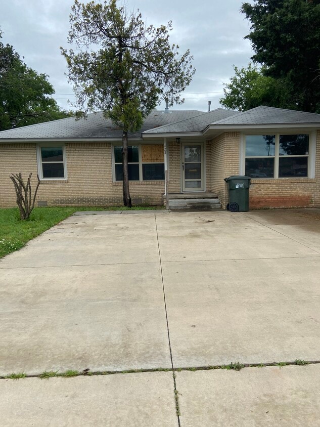 Primary Photo - 428 W Johnson St