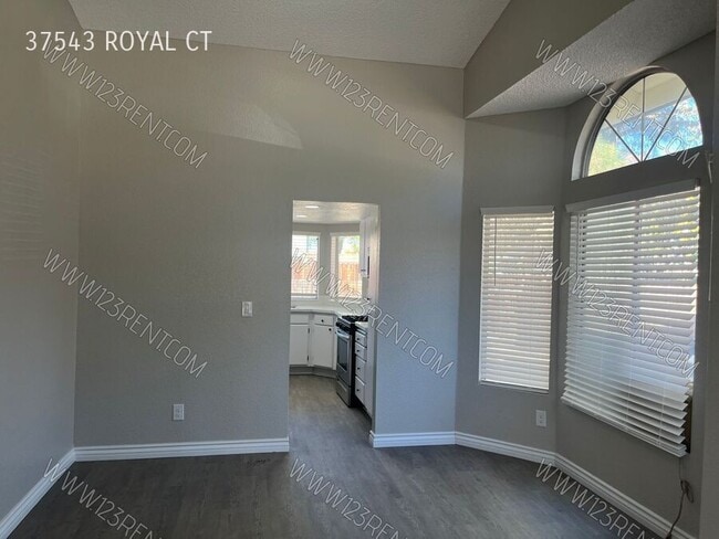 Foto del edificio - 37543 Royal Ct