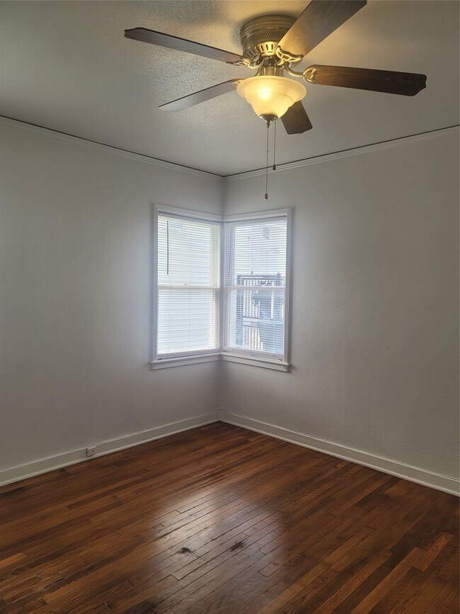 Foto del edificio - 1920 Binz St