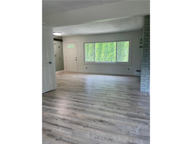 Foto del edificio - 673 Farm Rd