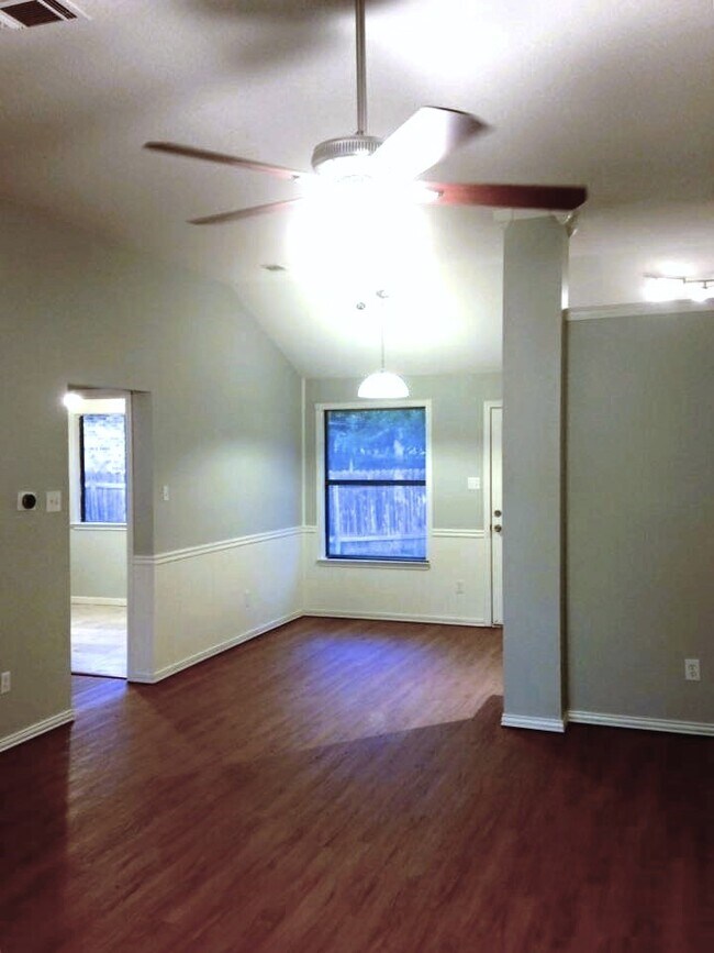 Foto del edificio - 504 Maple Run Dr