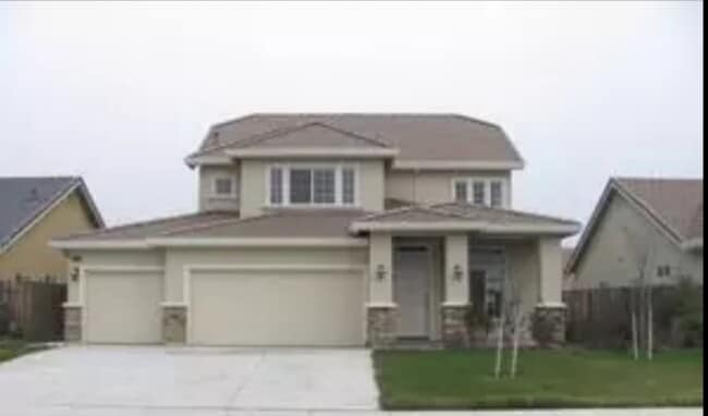 Building Photo - 911 Larch Dr